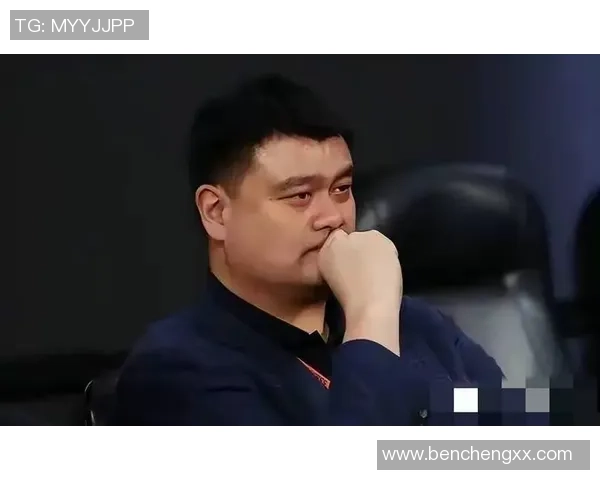 足球记者姚明的双重身份揭示体育报道的新视角与挑战