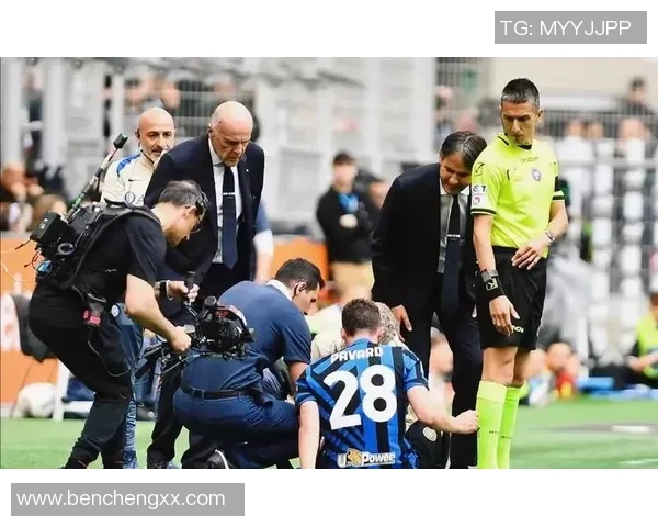 国王杯曼联大胜国米五球狂潮神扑引发争议判罚全场沸腾