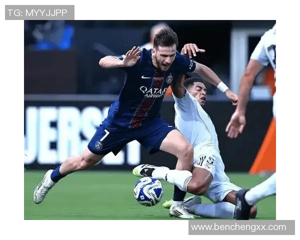 英超激战：巴黎圣日耳曼与尤文图斯平局红牌事件引发全场热议与数据分析